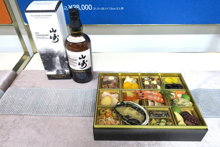 daimaruumedaosetitentou20260930_4 | Lmaga.jp 「酔いしれる新春ペアリング重 和・洋風一段」 「山崎 Story of the Distillery 2026 EDITION700mL」(送料込38,000円)(Lmaga.jp撮影)