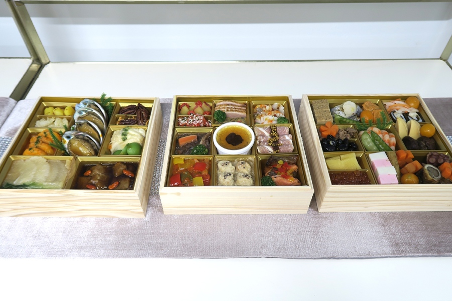 daimaruumedaosetitentou20260930_5 | Lmaga.jp 「饗宴おせち 和・洋・中華風三段」(39,800円)(Lmaga.jp撮影)