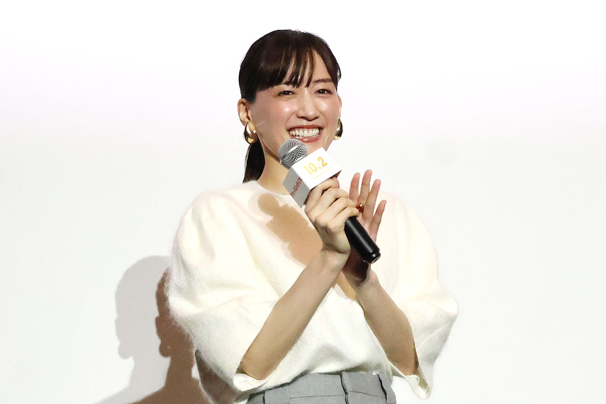 綾瀬はるか「“必死のパッチ”で頑張ってます」かすれ声で大阪弁披露