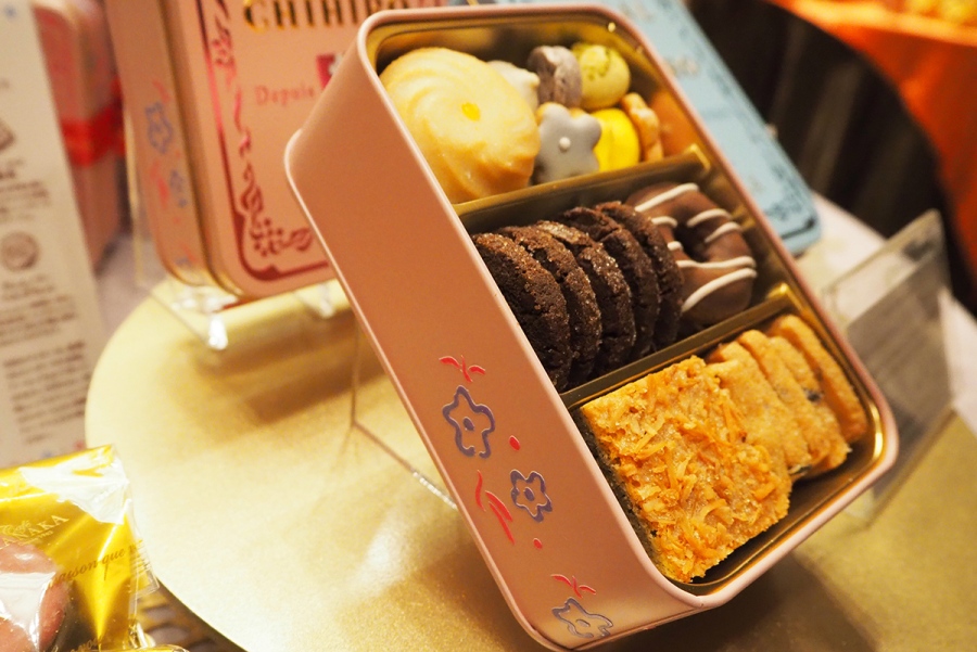 hankyu2026_0917_1 | Lmaga.jp 「カフェタナカ」の「ビジュー・ド・ビスキュイ ジョリ フルール~HANKYU限定~」(3402円)側面には阪急の花柄デザインも(Lmaga.jp撮影)