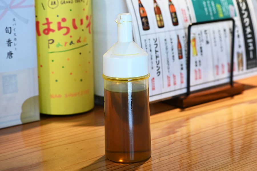 haraiso2026_0901_2 | Lmaga.jp 「カツカレー茶漬け」に使用しているマスタードオイル(Lmaga.jp撮影)
