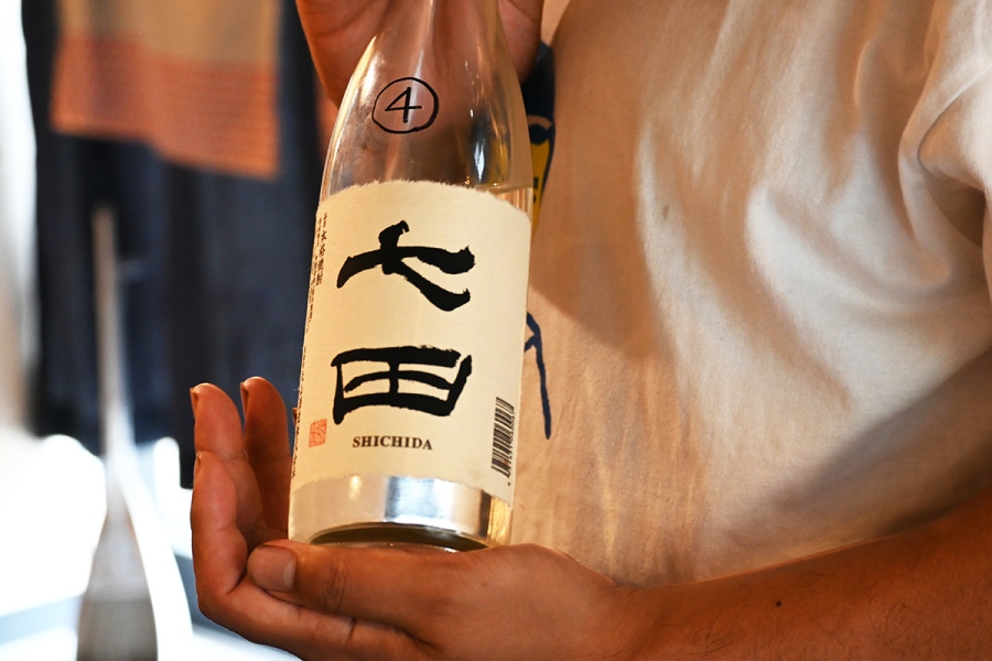 haraiso2026_0901_3 | Lmaga.jp 国産の日本酒、焼酎、ジンなどが店の推し。1杯550円〜。こちらは酒粕を原料にした珍しい焼酎『七田』(Lmaga.jp撮影)
