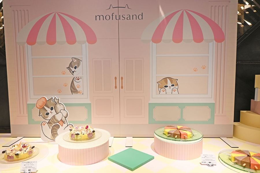 hiltonosaka_mofusand_202609_1 | Lmaga.jp ケーキ工場から運ばれたスイーツが並ぶ、ショップ風の装飾(9月3日撮影/Lmaga.jp)
