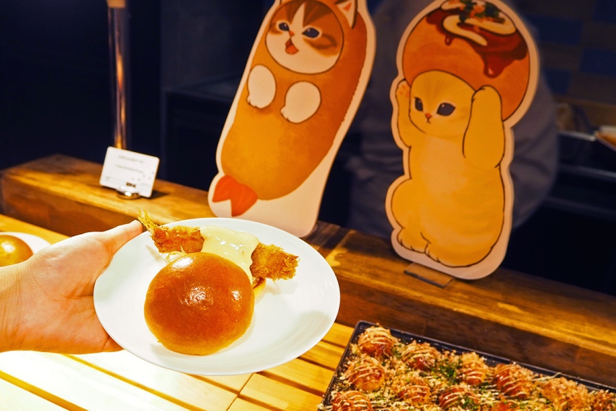 hiltonosaka_mofusand_202609_10 | Lmaga.jp セイボリーには「えびにゃんのバーガー」ほか、「ヒルトン大阪」で人気の「ジャパニーズカレー」、「豆乳パンプキンスープ」など(9月3日撮影/Lmaga.jp)