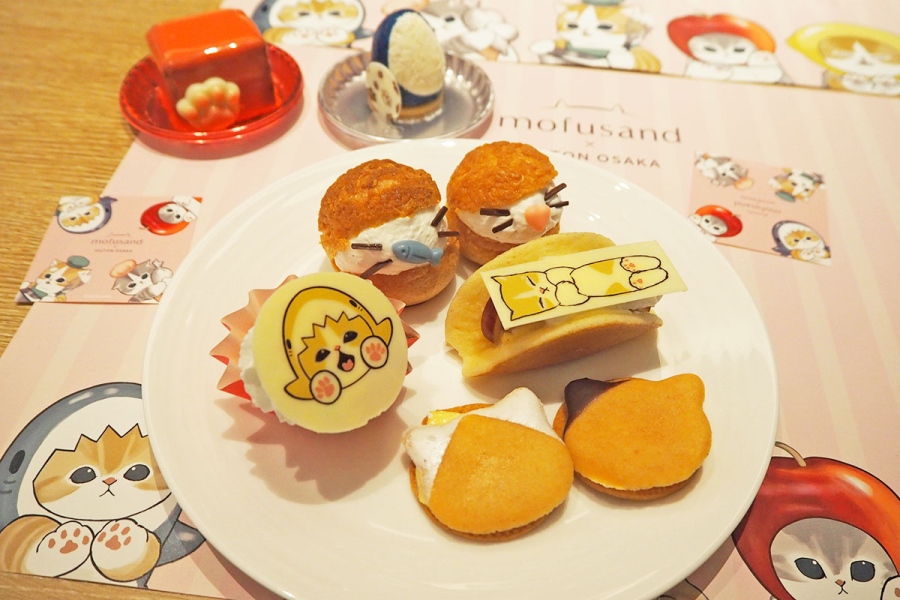 hiltonosaka_mofusand_202609_12 | Lmaga.jp “猫スイーツ”がワンプレートに勢ぞろい!(写真中列、左から)サメにゃんのさつまいもカップケーキ、はさまれにゃんケーキ(9月3日撮影/Lmaga.jp)