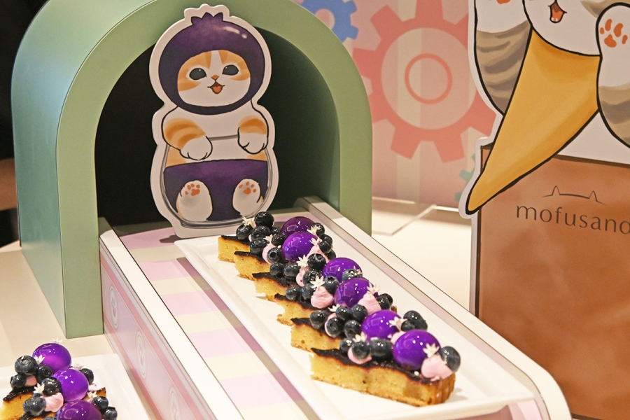 hiltonosaka_mofusand_202609_2 | Lmaga.jp 赤紫蘇クリームがアクセントの「ブルーベリーにゃんのタルト」(9月3日撮影/Lmaga.jp)