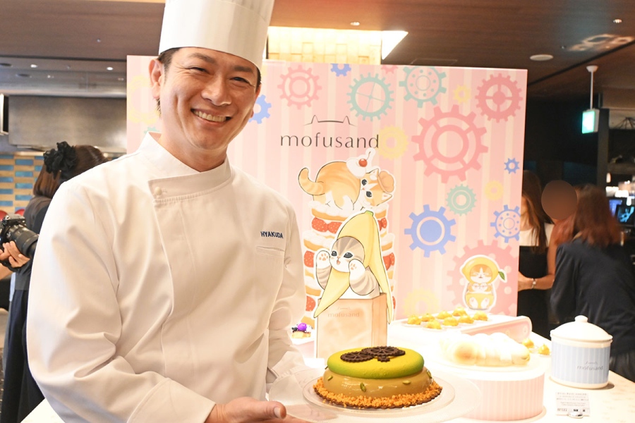hiltonosaka_mofusand_202609_3 | Lmaga.jp 多彩なスイーツを生み出す、百田利治エグゼクティブ・ペストリーシェフ「秋は落ち着いたカラーのスイーツが増えますが、今年はカラフルなかわいいものも揃いました」(9月3日撮影/Lmaga.jp)