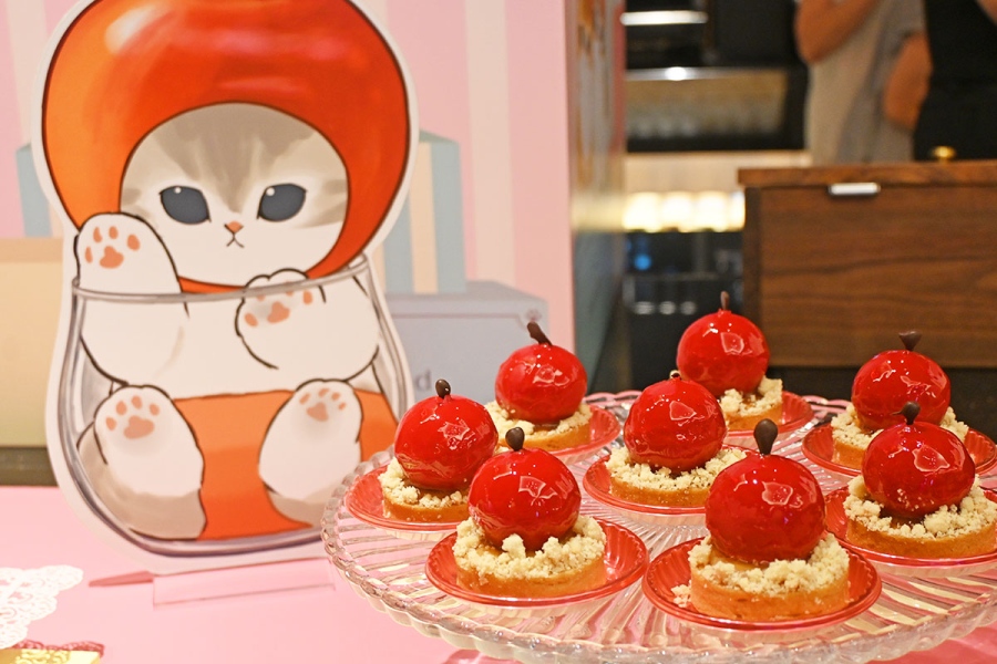 hiltonosaka_mofusand_202609_4 | Lmaga.jp りんごの着ぐるみをかぶった「りんごにゃんのムースタルト」(9月3日撮影/Lmaga.jp)