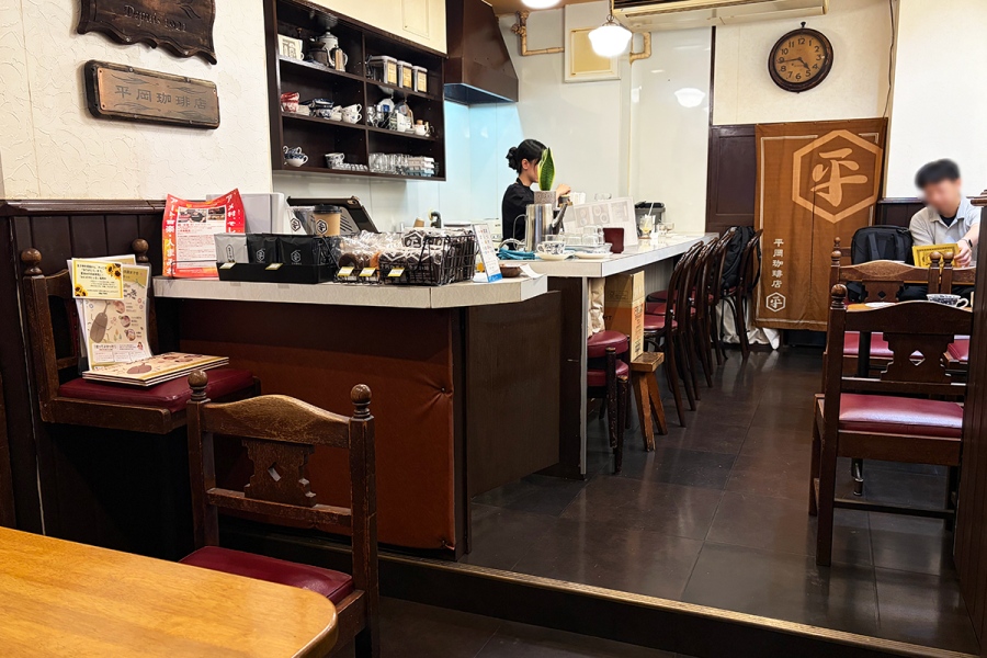 hiraoka2026_0814_20 | Lmaga.jp 「平岡珈琲店」店内(Lmaga.jp撮影)