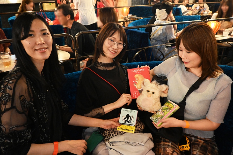 juso2026_0907_1 | Lmaga.jp 「ファービー人形かわいくて〜」と女性3人で盛り上がる様子も(Lmaga.jp撮影)