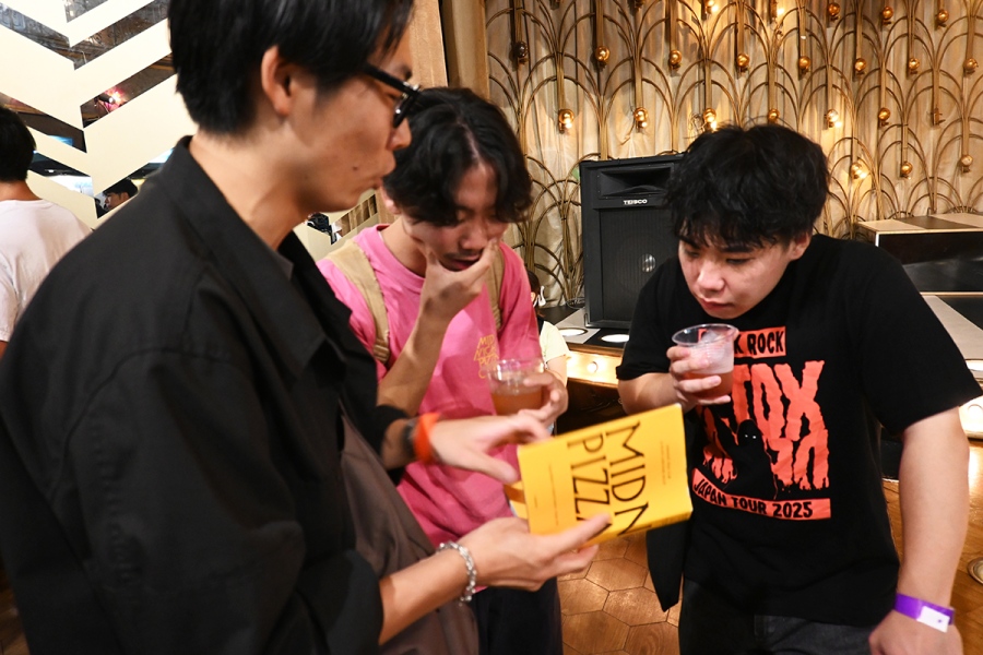 juso2026_0907_13 | Lmaga.jp たまたま同じ本を『うるせい本屋』に持参していたお兄さんたち(Lmaga.jp撮影)