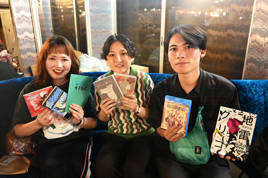 juso2026_0907_20 | Lmaga.jp 初対面の3人。「ひと目惚れしました」というZINEや動物イラスト集などで盛り上がっていた(Lmaga.jp撮影)