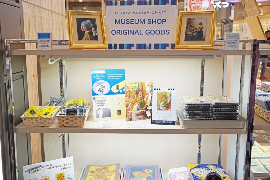 kintetsuvermer_202609_8 | Lmaga.jp 「あべのハルカス近鉄本店」2階「ウエルカムガレリア」にある「大塚国際美術館」のオリジナルグッズコーナー(9月23日撮影/Lmaga.jp)