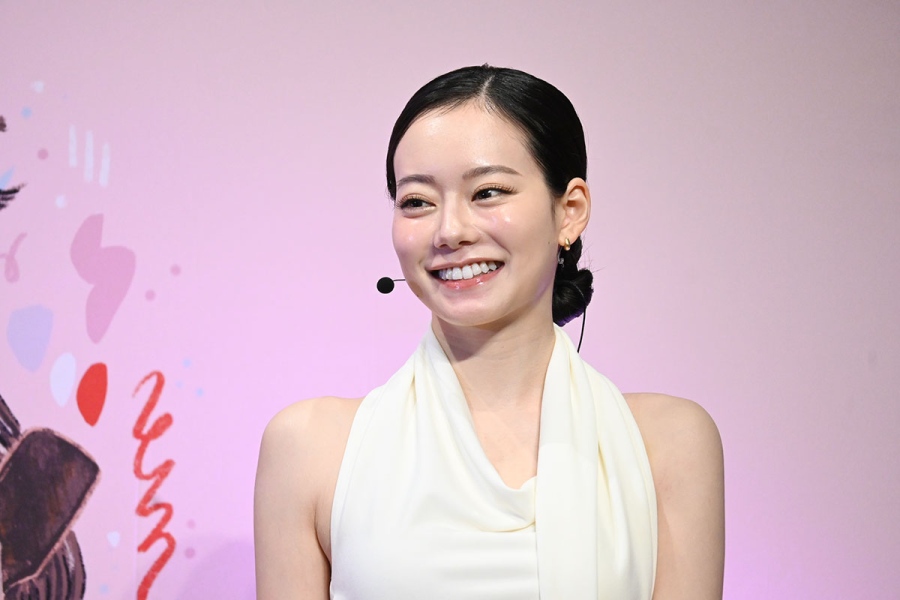 loftcosmefestival26aw_nagomi4 | Lmaga.jp 「メルトハーリキッドチークハイライター」を使用して登壇したなごみ(9月7日/大阪市内)