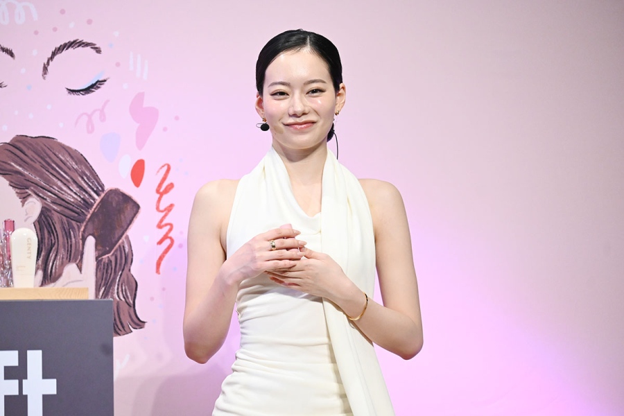 loftcosmefestival26aw_nagomi8 | Lmaga.jp 「『柔らかくもしっかり芯のある、自立した女性』をイメージ」と自身のブランドを説明するなごみ(9月7日/大阪市内)