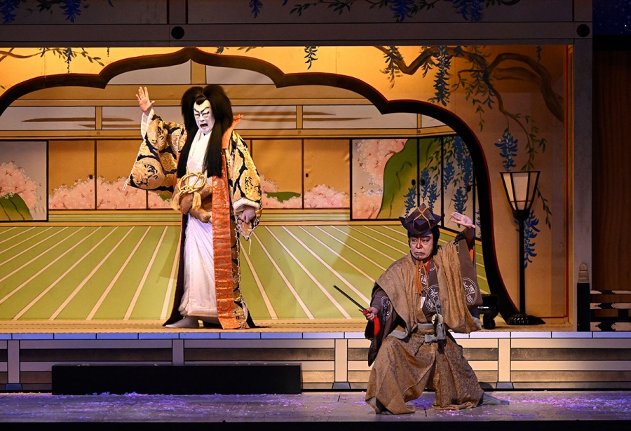 lupankabuki_gene2 | Lmaga.jp 『流白浪燦星(ルパン三世) 碧翠の麗城』の公開稽古にて(左から)瀧津弾正久永役・坂東彌十郎、銭形刑部役・市川中車 Ⓒモンキー・パンチ Ⓒ松竹