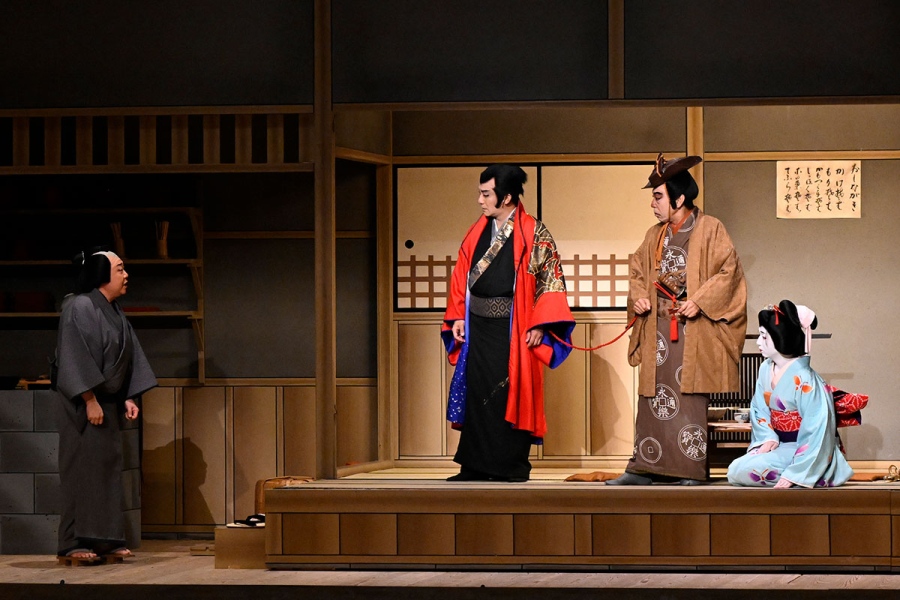lupankabuki_gene3 | Lmaga.jp 『流白浪燦星(ルパン三世) 碧翠の麗城』の公開稽古にて(左から)七藍屋雅吉実は守矢正之助役・市川猿弥、流白浪燦星役・片岡愛之助、銭形刑部役・市川中車、瀬織姫役・中村米吉 Ⓒモンキー・パンチ Ⓒ松竹