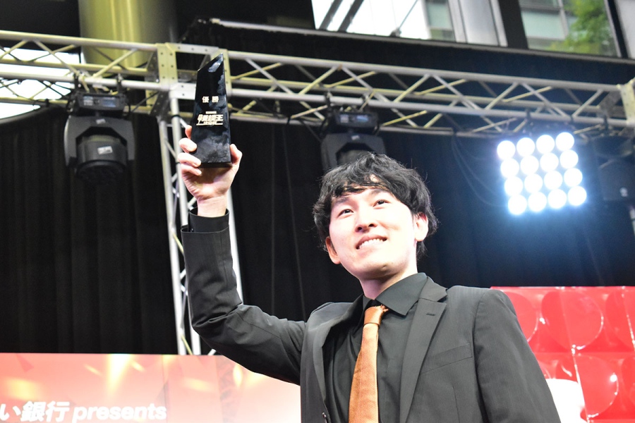 mandanou_miyashita2 | Lmaga.jp 『関西みらい銀行 presents MBSラジオ漫談王決定戦2026』で初代王者となった宮下兼史鷹(9月19日・大阪市内)