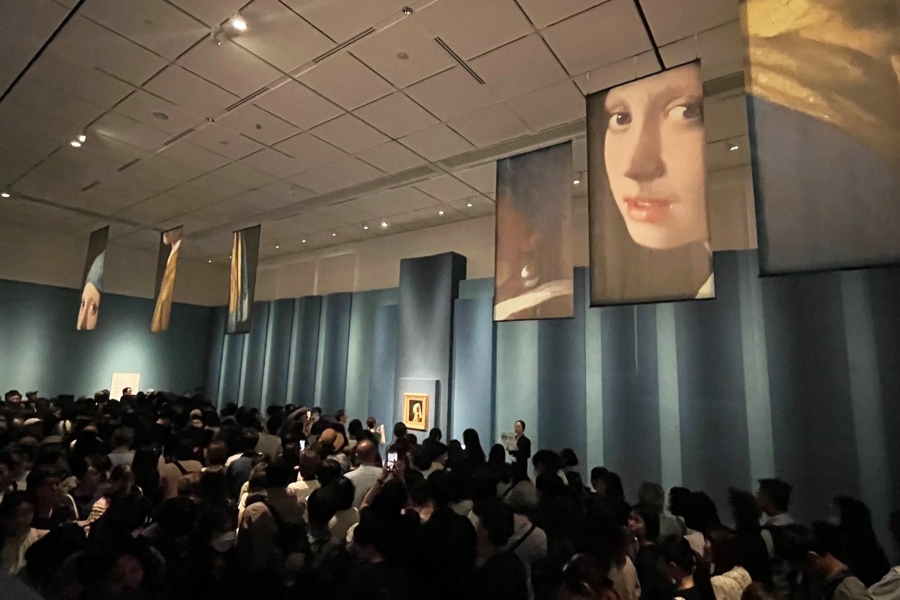 museum_vermeer_kansyou_syuzai1 | Lmaga.jp 『真珠の耳飾りの少女』の展示空間。列に並んで、少しずつ進みます