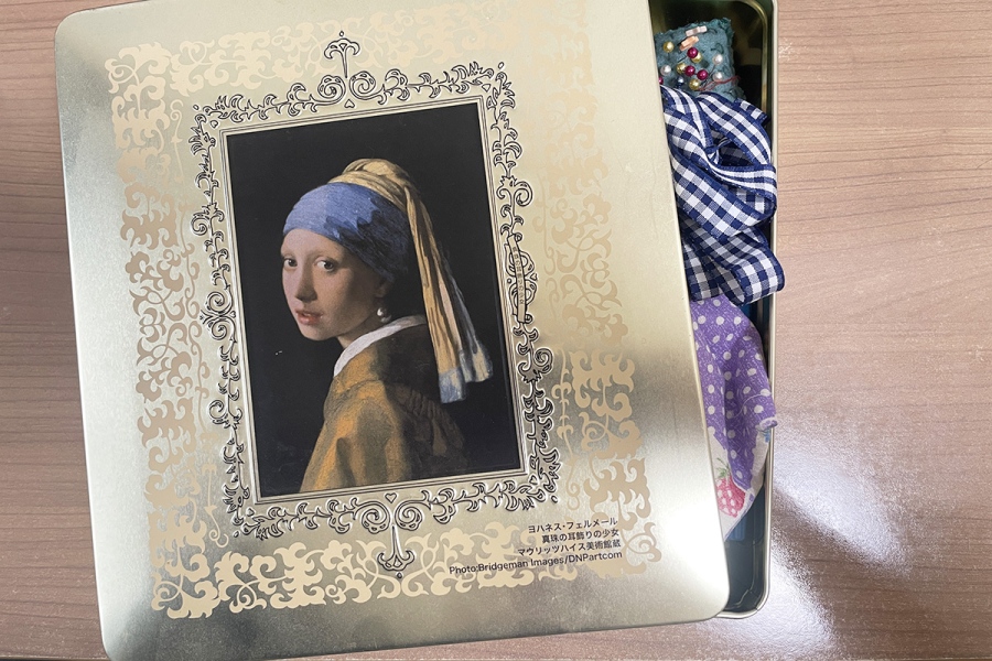 museum_vermeer_kansyou_syuzai6 | Lmaga.jp 我が家にあった『ルーブリアン限定缶』(レーマン製菓)が出会い。「お菓子の缶の女の子」と認識していた。今は裁縫道具入れに