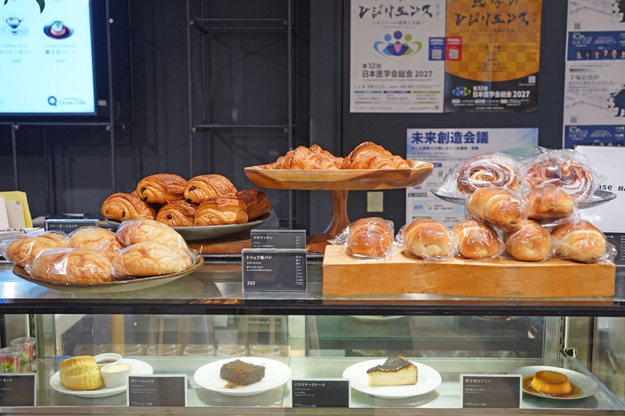 nakanoshimacrosscafe_202609_12 | Lmaga.jp レジ横に並ぶ、系列のベーカリーカフェ「food scape!」のパン(9月7日撮影/Lmaga.jp)