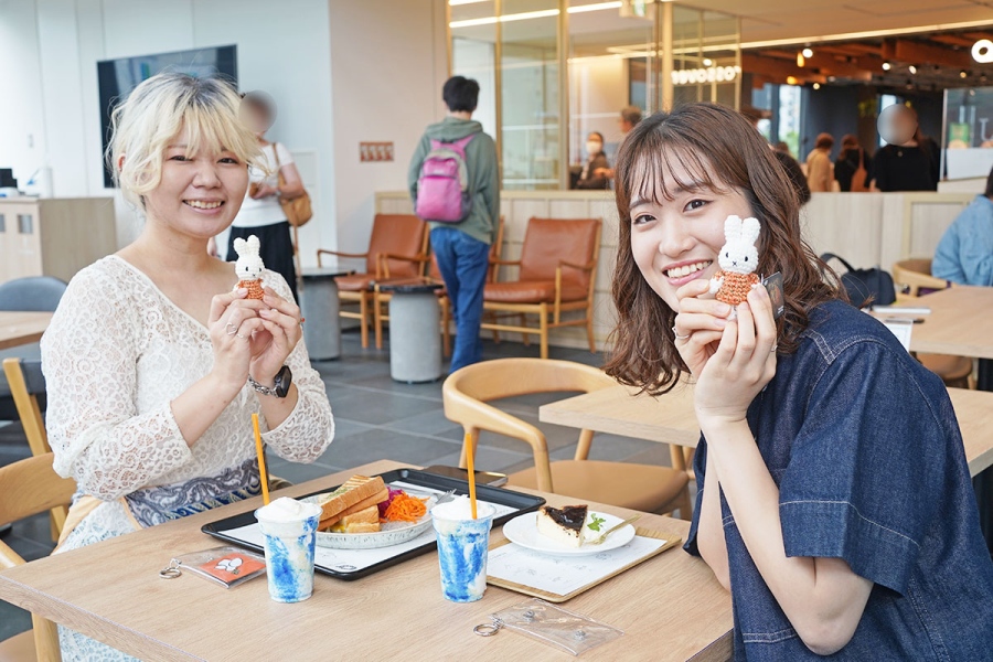 nakanoshimacrosscafe_202609_8 | Lmaga.jp 『フェルメール《真珠の耳飾りの少女》展』のチケットは落選したけれど、気分を味わいに訪れた大阪府在住の女性2人組(9月7日撮影/Lmaga.jp)