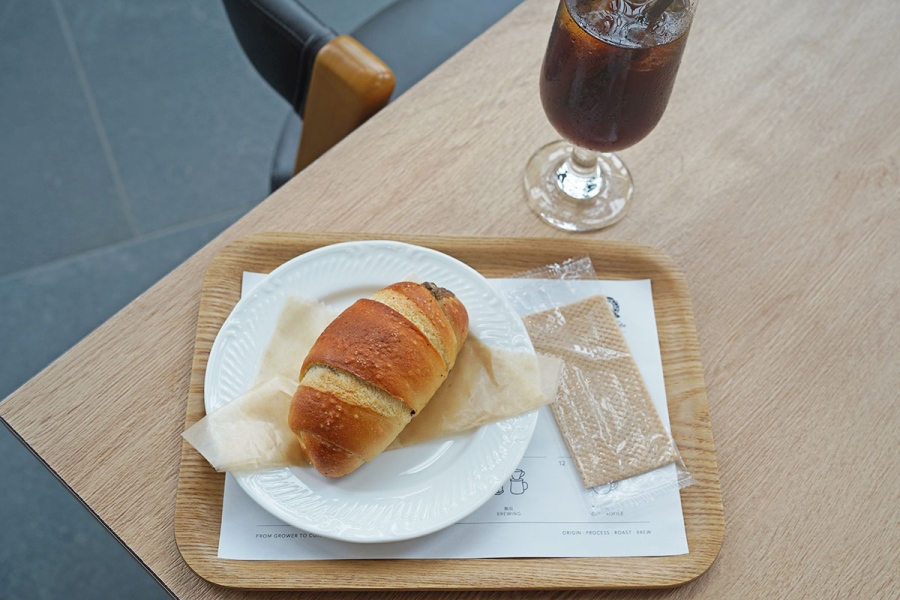 nakanoshimacrosscafe_202609_9 | Lmaga.jp 写真左から「トリュフ塩パン」350円、「アイスコーヒー」550円(9月7日撮影/Lmaga.jp)