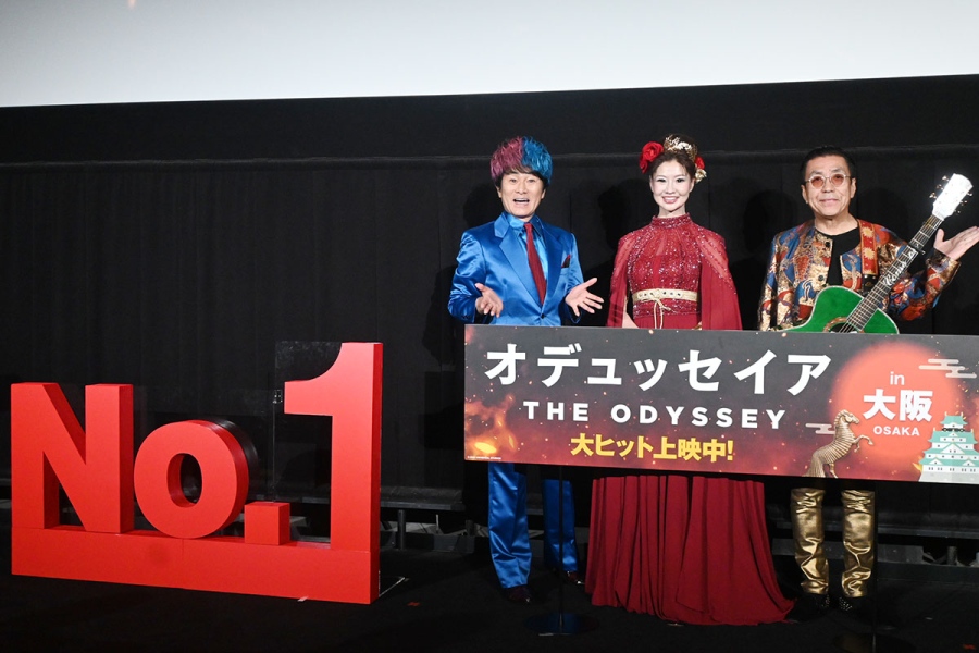 odessey_osaka0914_1 | Lmaga.jp 映画『オデュッセイア』公開記念舞台挨拶 in 大阪に登壇した左からかつみ♡さゆり、嘉門タツオ(9月14日・大阪市内)