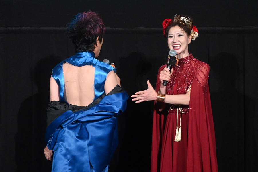 odessey_osaka0914_2 | Lmaga.jp 映画『オデュッセイア』公開記念舞台挨拶 in 大阪にて、「暑いな思って、後ろ切ってきました」と背中を見せるかつみ(9月14日・大阪市内)