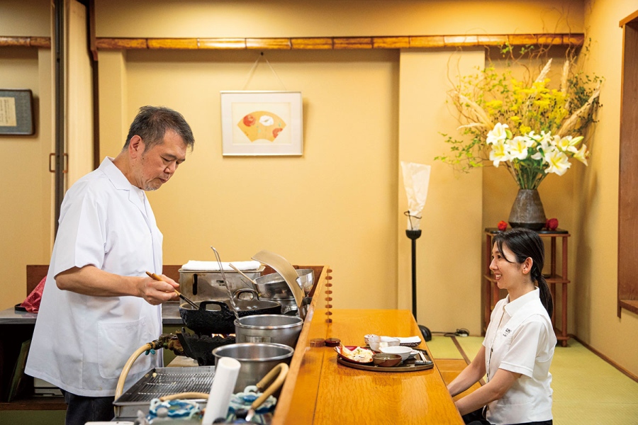 omo3akasaka_hanamura3 | Lmaga.jp 四代目を担うのは、うりふたつで知られる双子のご兄弟(写真は弟の川部吉輝さん)