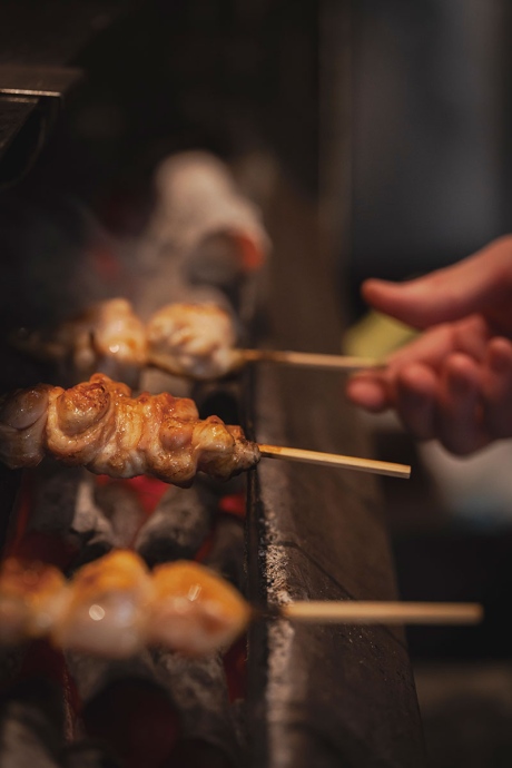 omo3akasaka_ootori1 | Lmaga.jp においが付かないよう無煙ロースターを導入。串焼き1本330円〜
