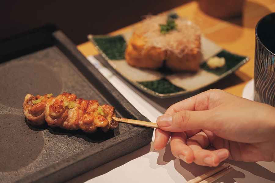 omo3akasaka_ootori2 | Lmaga.jp せせりには肉質がぷりっとした水郷赤鶏を使用。焼きながら醤油を塗り、仕上げに山葵をのせて。マグロ節で味わう自家製厚揚げ550円