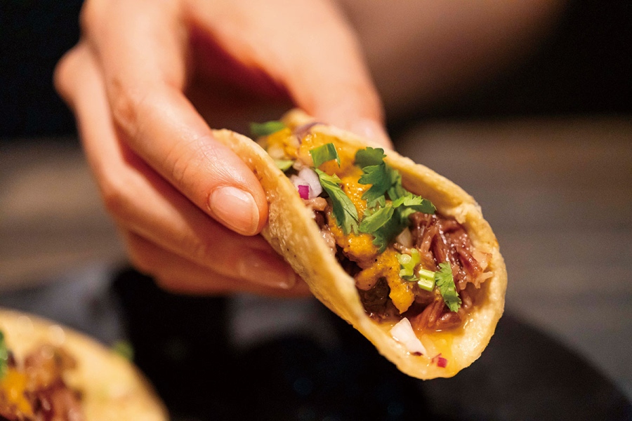 omo3akasaka_pacha_tacos4 | Lmaga.jp タコス4P2,200円〜は6種類。盛り合わせも対応可能。ビールは樽替わりで、テキーラやカクテル、ノンアルコールカクテルまで揃う