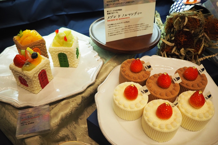 ozumi2026_0915_1 | Lmaga.jp リニューアルする「マサヒコ オズミ パリ 阪急うめだ本店」の新シリーズ「NORMANDIE」のケーキ(Lmaga.jp撮影)