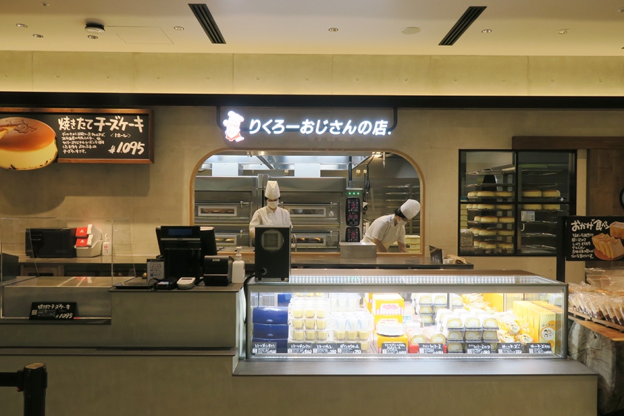 rikurogranopen20260924_10 | Lmaga.jp りくろーおじさんの店 グランフロント大阪店には「焼きたてチーズケーキ専用の工場」が併設されている(9月24日/Lmaga.jp撮影)