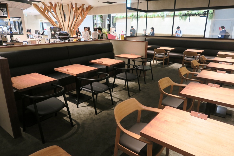 rikurogranopen20260924_15 | Lmaga.jp グランフロント大阪「りくろーおじさんの店 陸カフェfika」は、ソファ席を備えた46席のゆったりとした空間(9月24日/Lmaga.jp撮影)