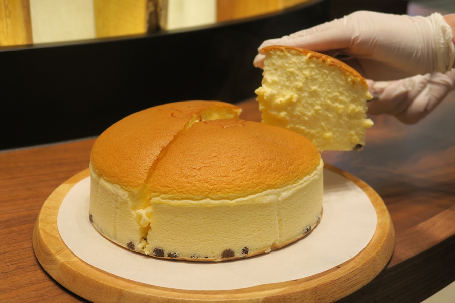 rikurogranopen20260924_5 | Lmaga.jp オーブンから出したばかりのアツアツぷるぷる!「超焼き立てチーズケーキ」(ホール1650円(9月24日・りくろーおじさんの店 グランフロント大阪店/Lmaga.jp撮影)