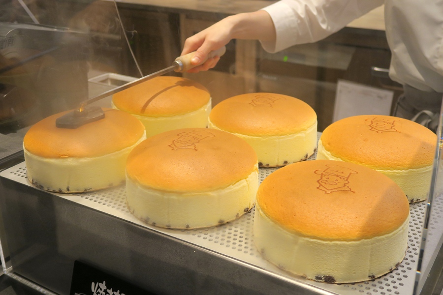 rikurogranopen20260924_6 | Lmaga.jp 名物の「焼きたてチーズケーキ」(1095円)(9月24日・りくろーおじさんの店 グランフロント大阪店/Lmaga.jp撮影)