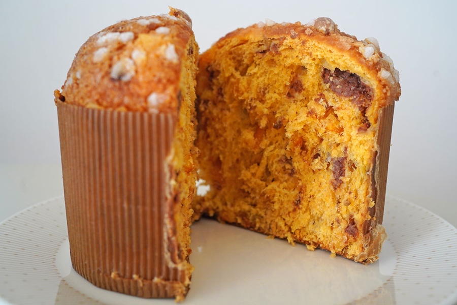 ritzcarltonpanettone_202609_2 | Lmaga.jp 「パネトーネ ディ ナターレ」をスライスした様子。中にはドライフルーツやチョコレートがぎっしり。100gあたり・400キロカロリー以上なのも納得のリッチ感(9月20日撮影/Lmaga.jp)