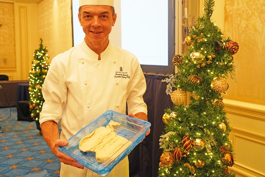 ritzcarltonxmascake_202609_1 | Lmaga.jp 24時間・365日管理する天然酵母の種とともに、微笑む「ザ・リッツ・カールトン大阪」エグゼクティブペストリーシェフ フレデリック・モロー氏(9月15日撮影/Lmaga.jp)