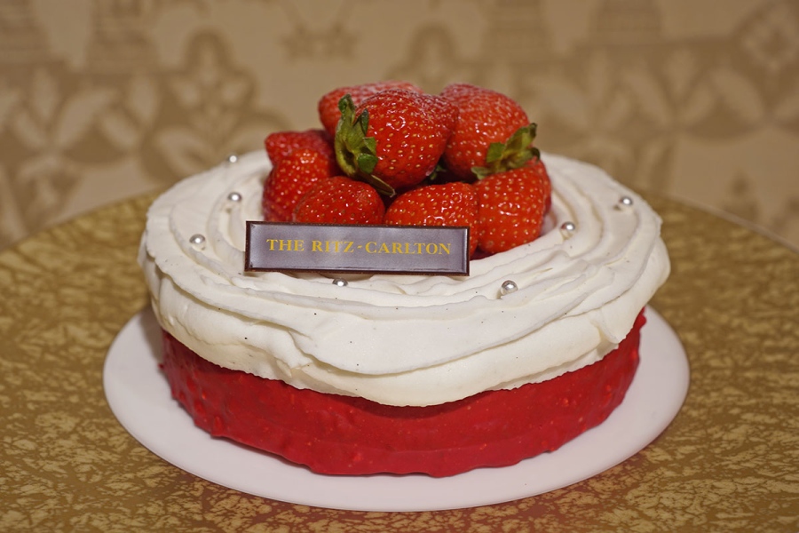 ritzcarltonxmascake_202609_12 | Lmaga.jp 「ワンダー ストロベリー」1万1000円/直径約15センチ(9月15日撮影/Lmaga.jp)