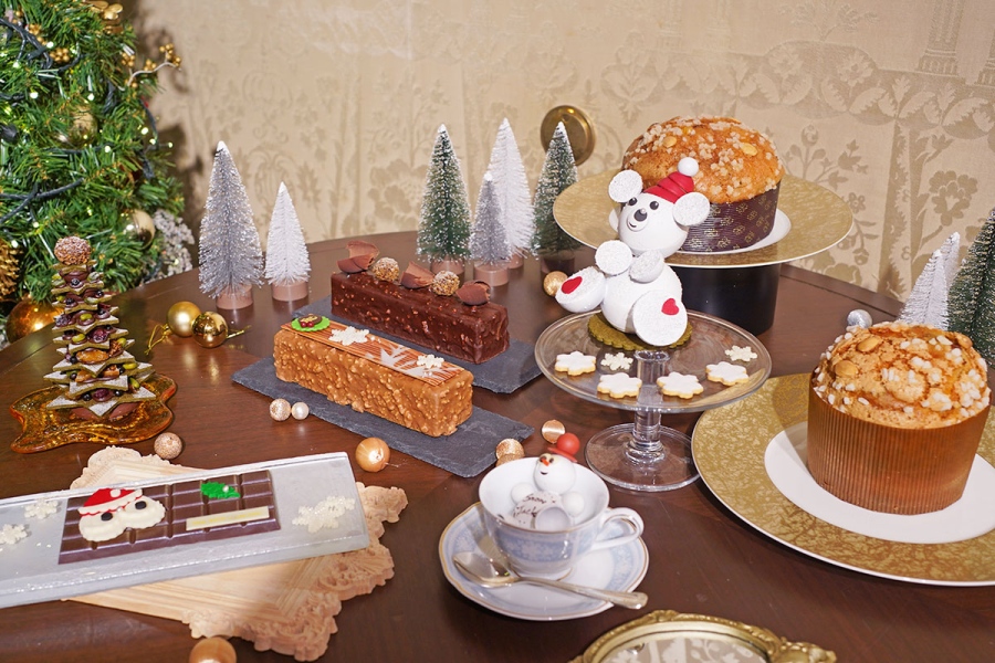 ritzcarltonxmascake_202609_3 | Lmaga.jp クリスマスのお菓子10種類。写真左から、「ワンダーツリー」3500円、「ヘーゼルナッツ マンディアン タブレット」3000円、「トラベルケーキ」2種類・各4000円、「スノー ジャック」2300円、「スノーウィーベアー」4000円、「パネトーネ ディ ナターレ」大5000円、小3500円(9月15日撮影/Lmaga.jp)