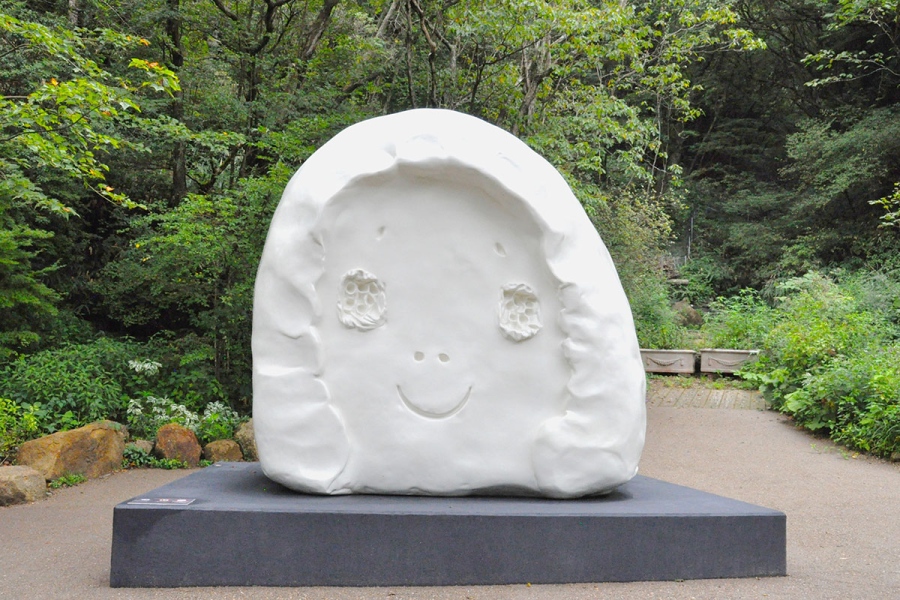 rokkomeetsart202608_1 | Lmaga.jp 『神戸六甲ミーツ・アート2026 beyond』にて、奈良美智《Peace Head》(ミュージアムエリア)
