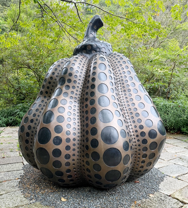rokkomeetsart202608_kusama3 | Lmaga.jp 『神戸六甲ミーツ・アート2026 beyond』にて、草間彌生《南瓜》2014年 特別委託作品 ©YAYOI KUSAMA(ミュージアムエリア)