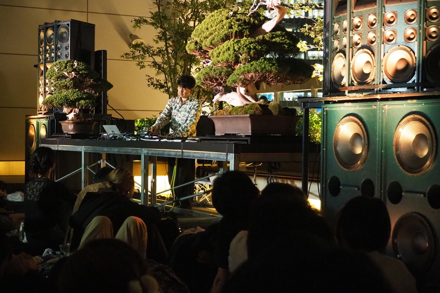 sakamoto2026_0918_10 | Lmaga.jp 『ONDO LAND RYUICHI SAKAMOTO』初日(9月17日)ライブでは、音楽家・原摩利彦氏がアンビエント・ミュージックをパフォーマンス