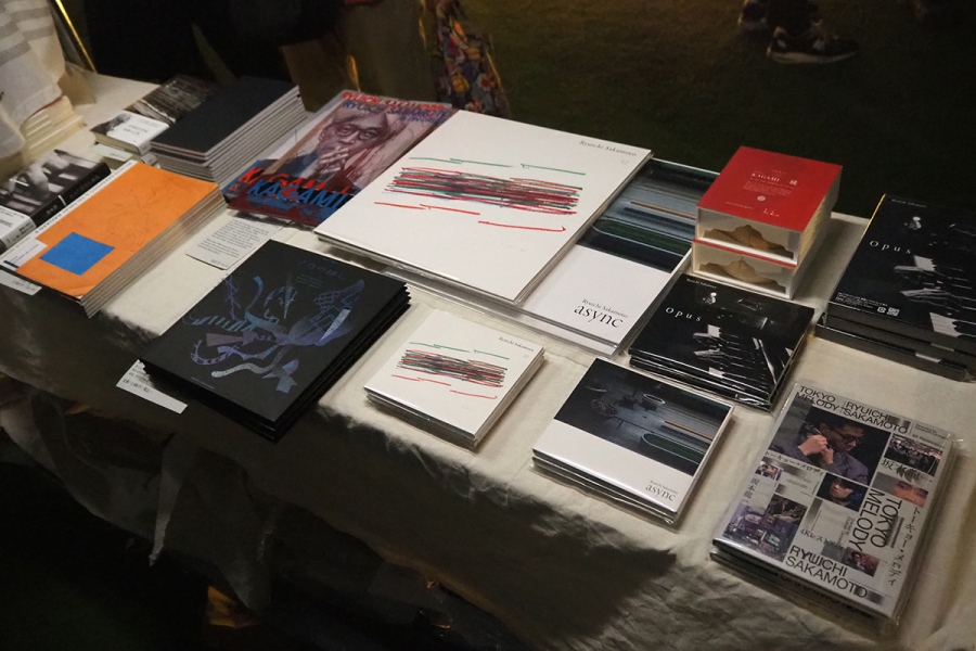 sakamoto2026_0918_4 | Lmaga.jp 無料エリアでは、坂本龍一のCDや関連書籍、グッズなどを販売