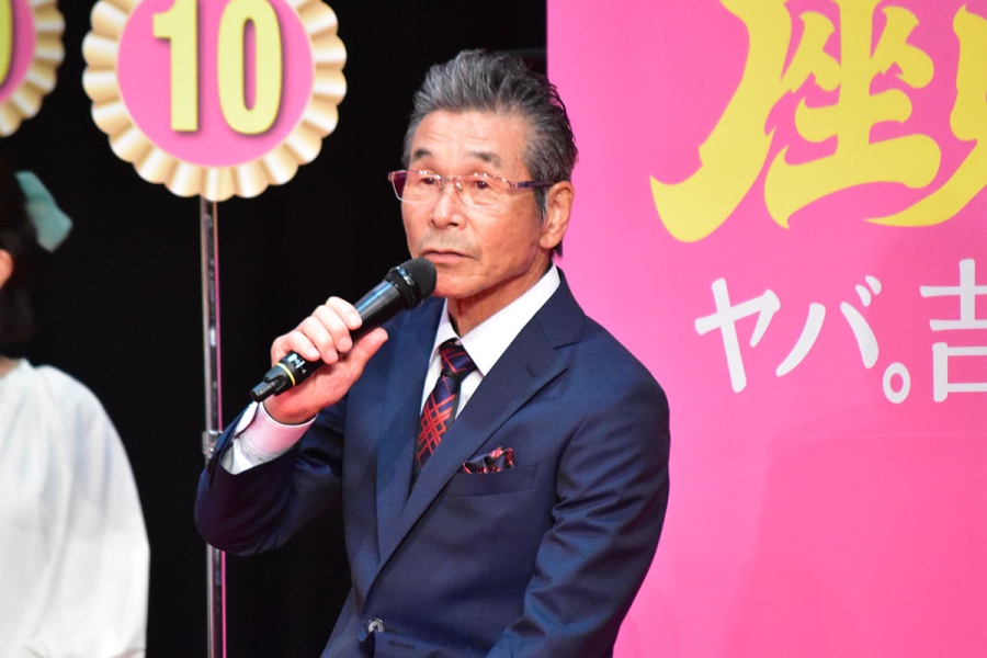 shinkigekisosenkyo26_4 | Lmaga.jp 『吉本新喜劇座員総選挙』の結果発表イベントにて、座員たちに発破をかける間寛平GM(9月11日・YES THEATER)