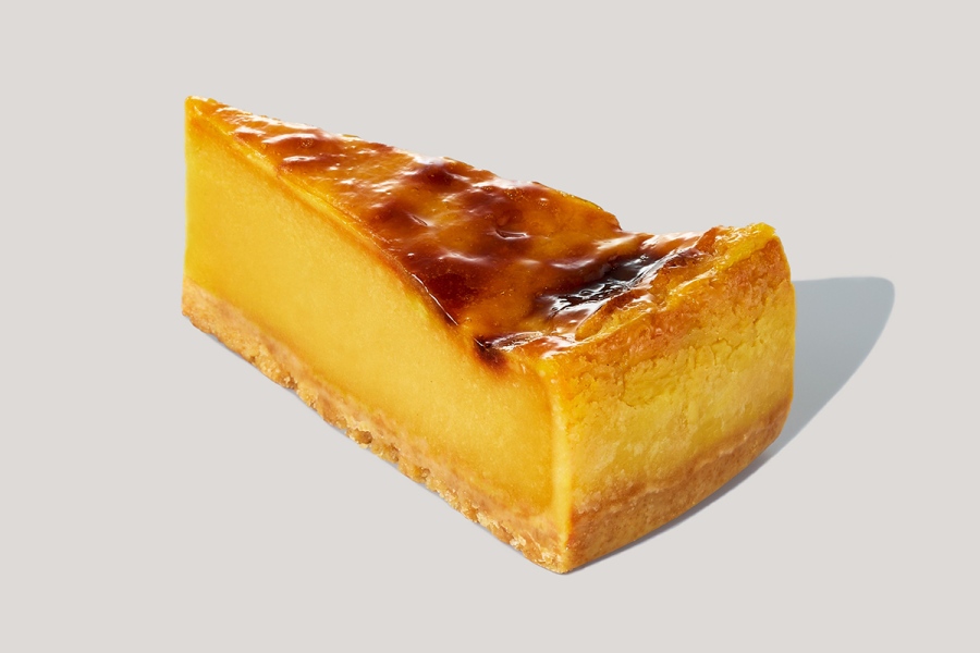 sutaba2026_0831_2 | Lmaga.jp 「スターバックス」の「紅はるかと安納芋の焼き蜜芋ケーキ」(持ち帰り530円、店内利用540円)
