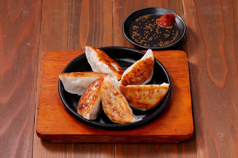 torikizoki_10menu6 | Lmaga.jp 国産鶏肉と国産野菜をたっぷり使い、鶏の旨味を生かした鳥貴族オリジナルの「国産鶏と野菜の鉄板餃子」※販売予定数約15万食