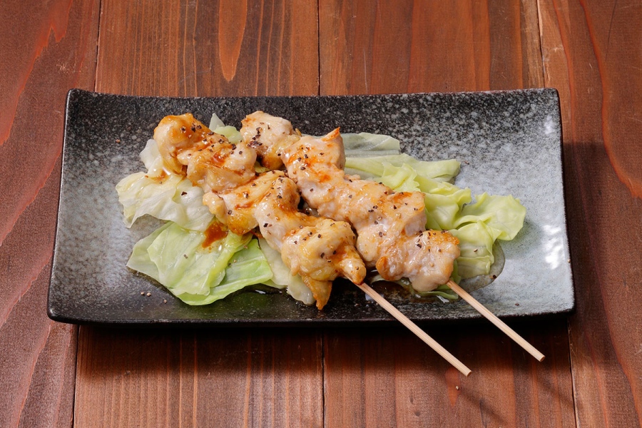 torikizoki_10menu7 | Lmaga.jp 1羽から約50gしか取れない希少部位「肩肉」を焼き上げ、特製オイルソースをたっぷり絡めて味わう「肩肉のオイルソース焼」